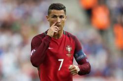 开云体育登录-球落地。一片死寂。随后，是红色角落里爆发的、几乎嘶哑的吼声。郑思维躺在地上，胸膛剧烈起伏，望着体育馆顶棚刺眼的灯光，那一刻，耳边万籁俱寂。没有观众，没有对手，只有心脏撞击胸腔的、蓬勃的生命回响