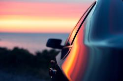 开云体育中国-F1街道赛之夜，当法比尼奥在都市峡谷中点燃胜利的魔幻现实