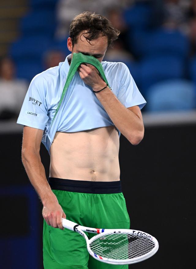 意大利网球队轻取日本网球队，梅德韦杰夫绝境逆转