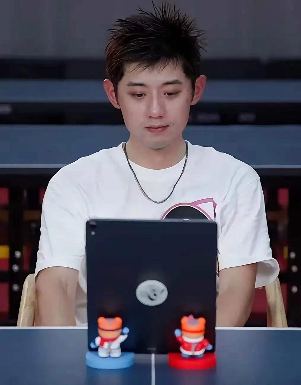 中国乒乓球队鏖战日本乒乓球队,张继科完成帽子戏法 中国乒乓球队鏖战日本乒乓球队,张继科完成帽子戏法