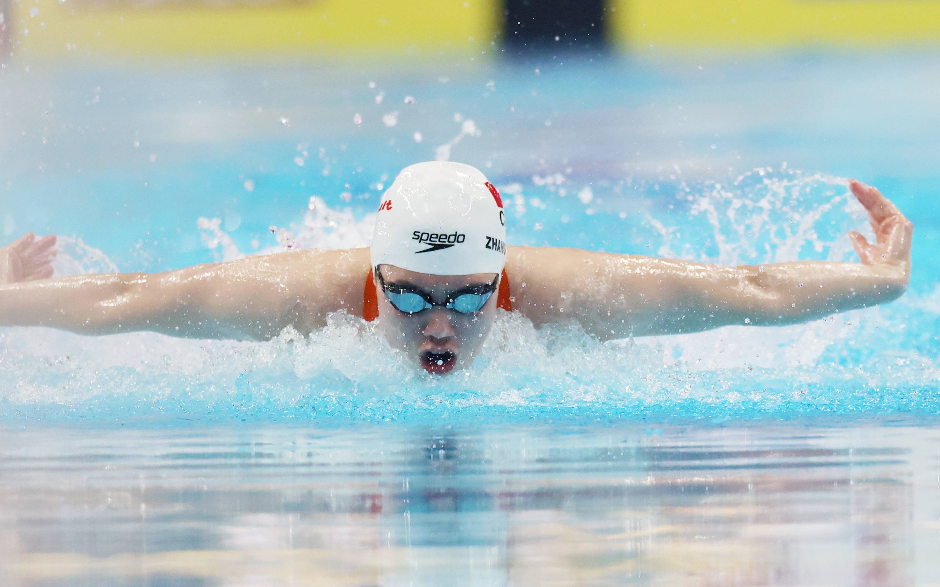 游泳球员突破自我，表现堪称完美