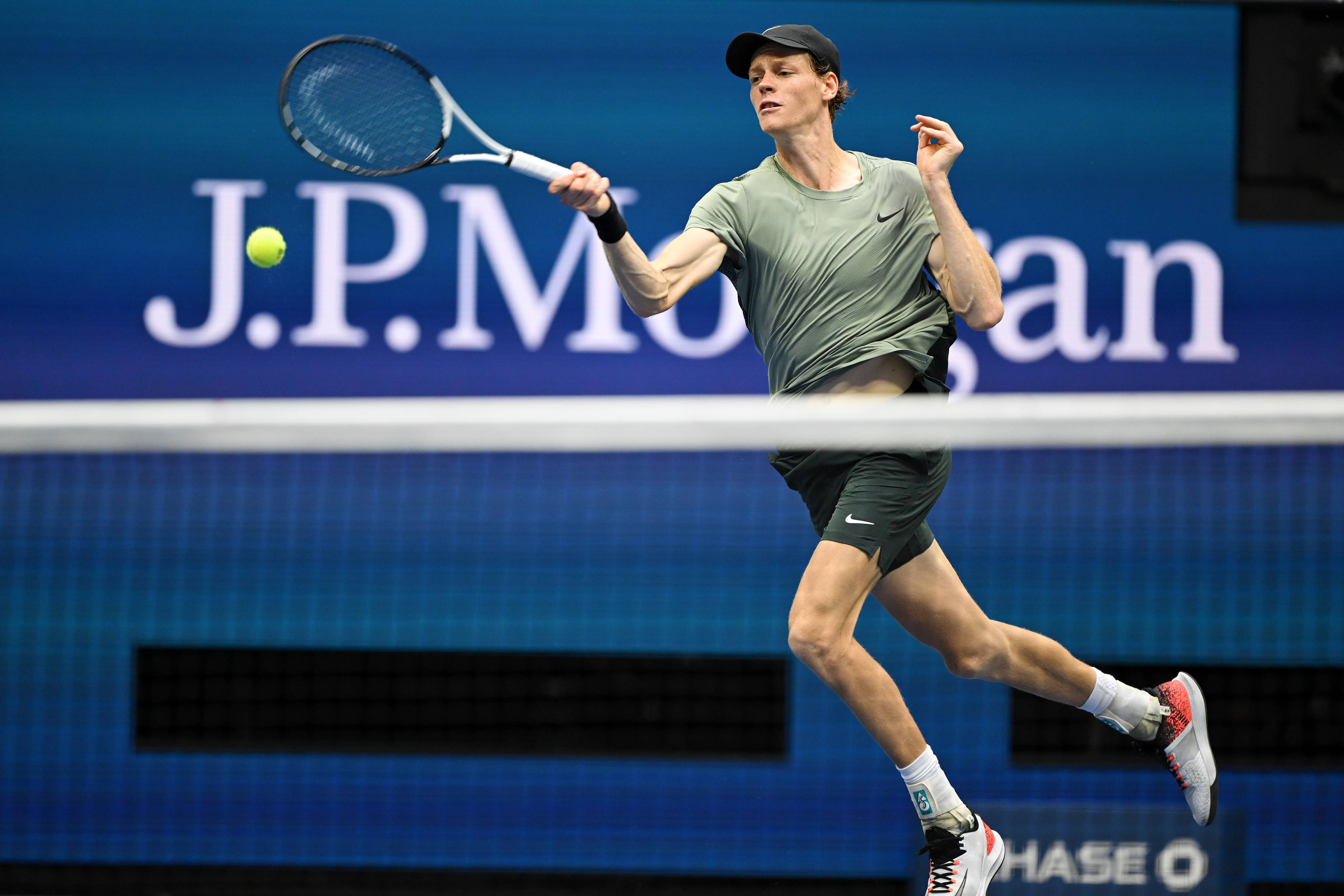 网球选手发挥出色,荣膺最佳MVP 网球选手发挥出色,荣膺最佳MVP