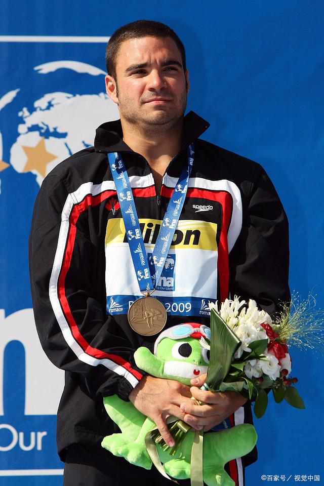 冰球选手发挥出色,荣膺最佳MVP 冰球选手发挥出色,荣膺最佳MVP