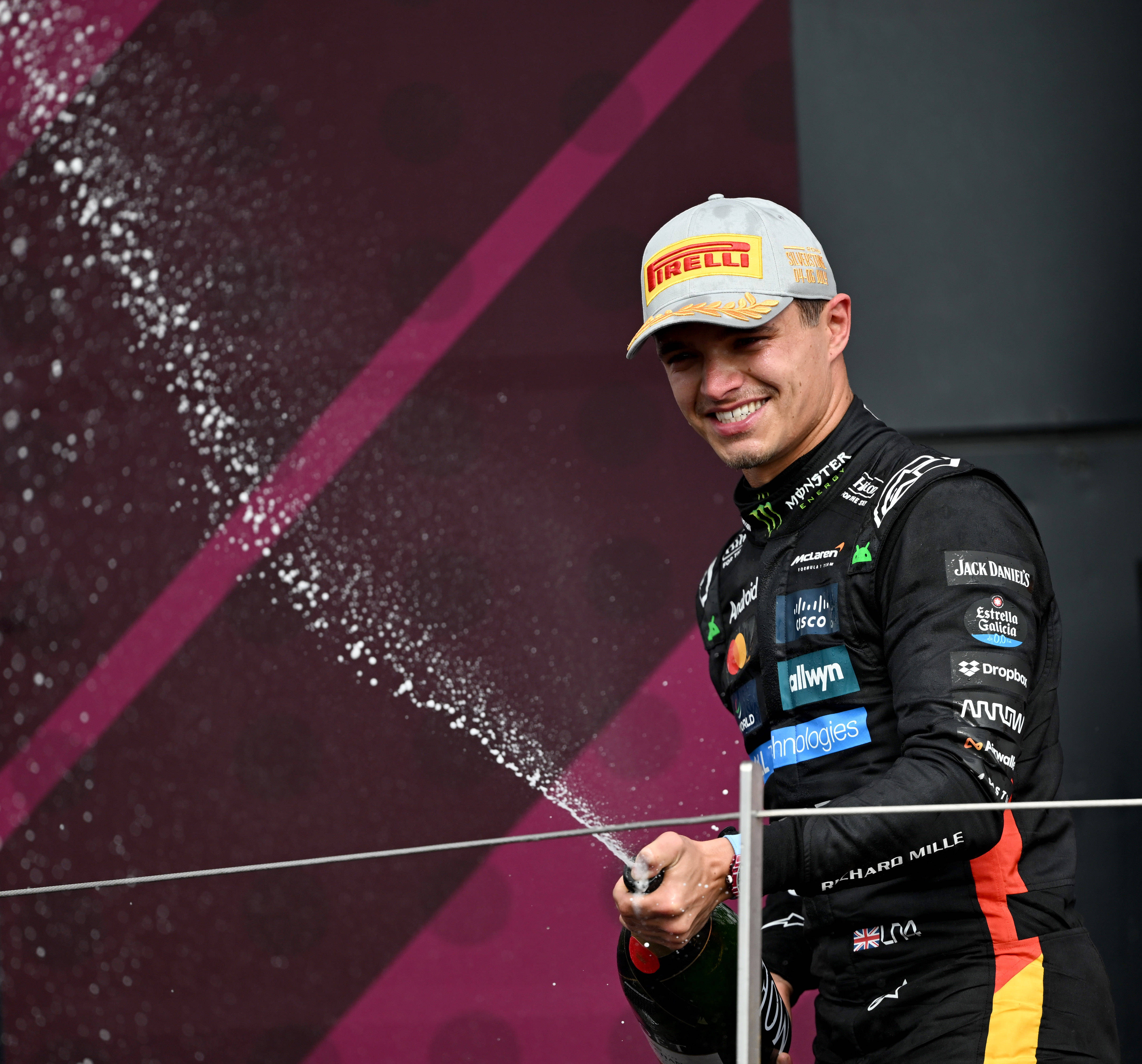 阿斯顿马丁碾压索伯车队，皮亚斯特里关键制胜