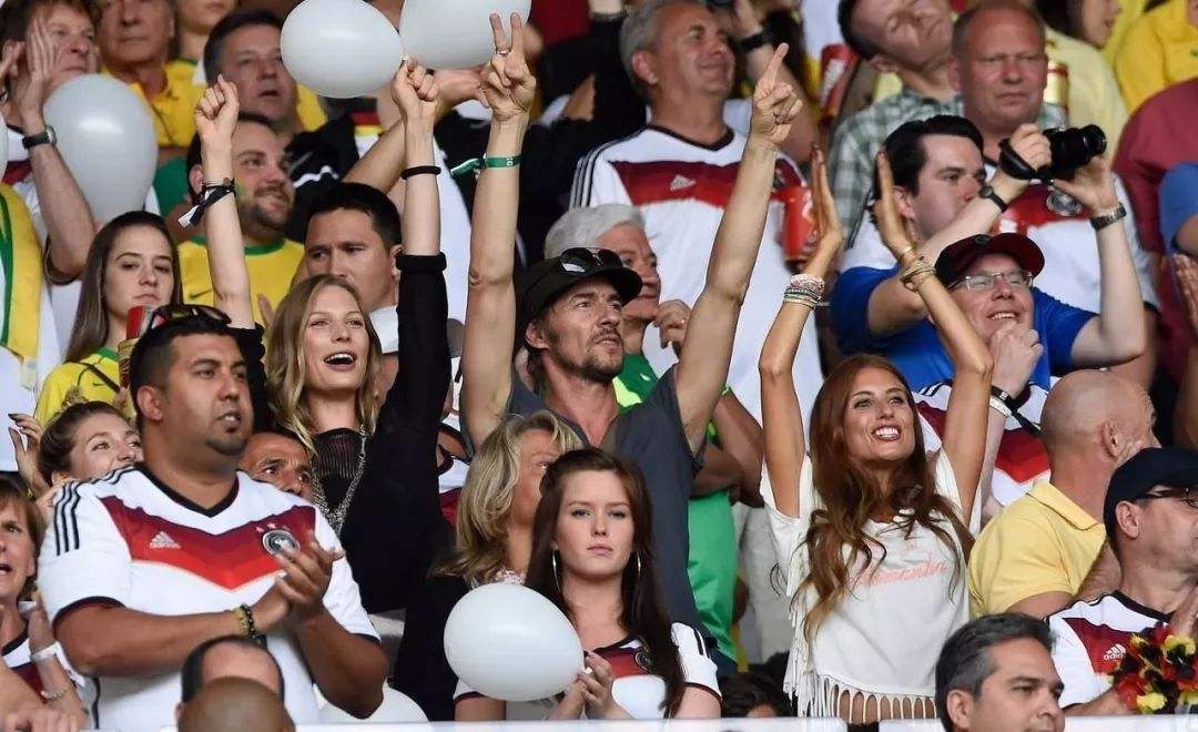 场面火爆！世界杯观众席沸腾不已的简单介绍
